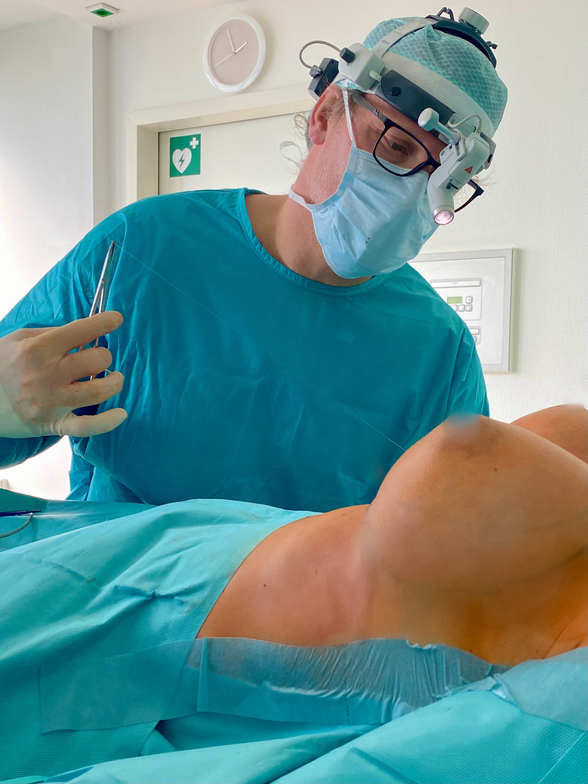 Plastischer Chirurg Volkhart Krekel beim operieren einer weiblichen Brust