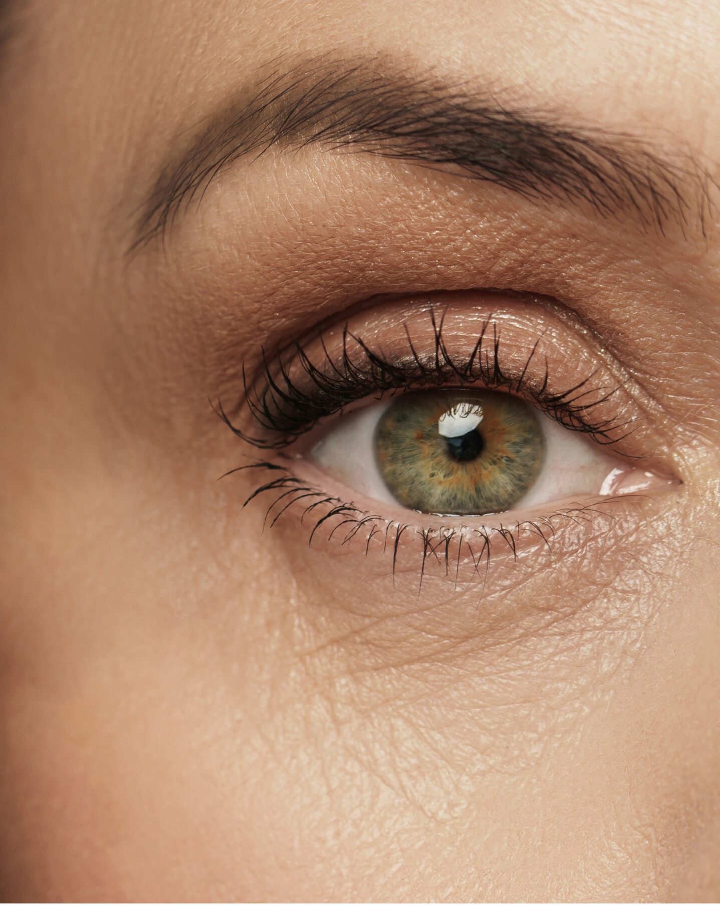Ein Teil des weibliches Gesicht, zu sehen ist das Auge und die Augenbraue