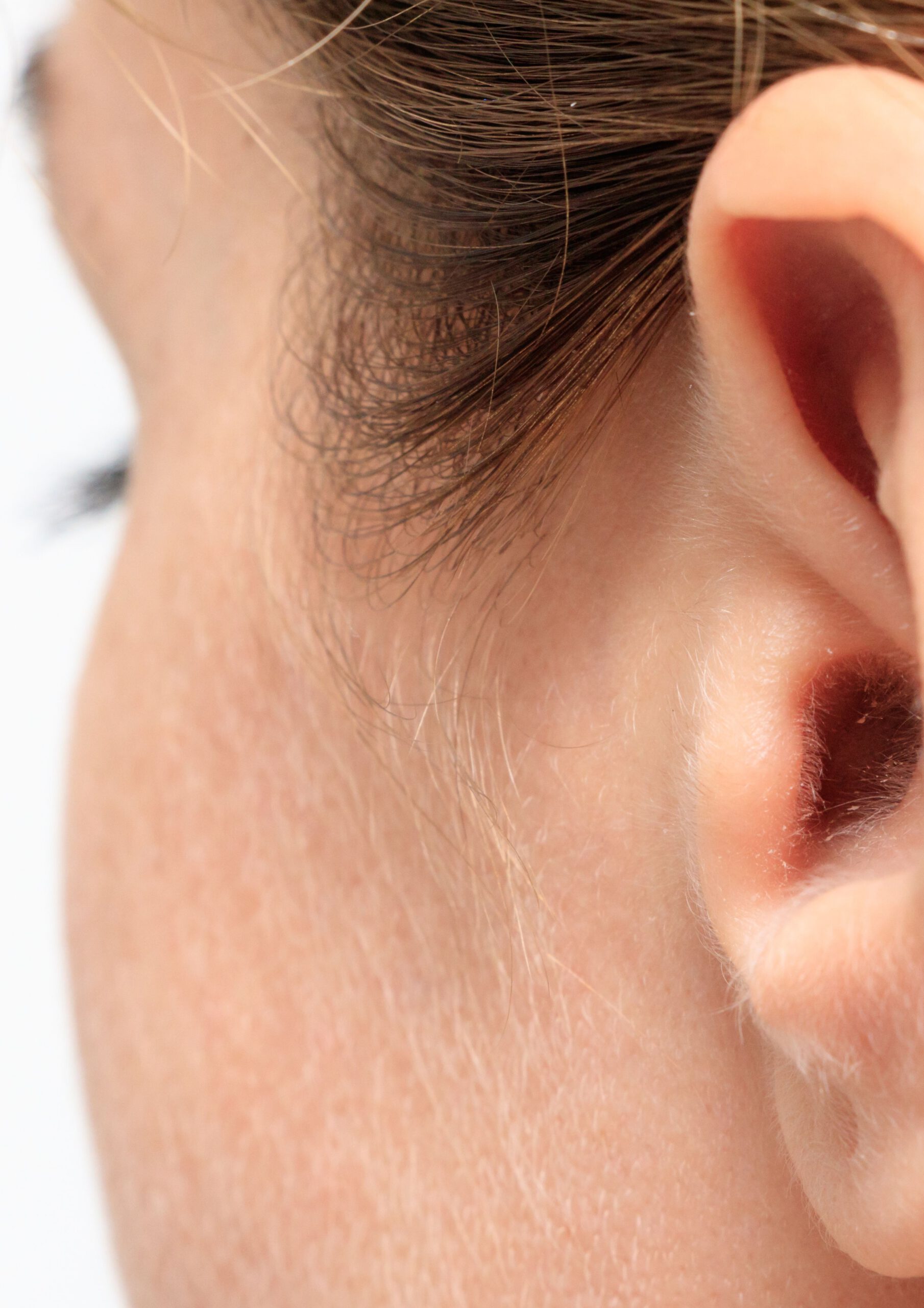 Mädchen Ohren mit einem Perlenohrring